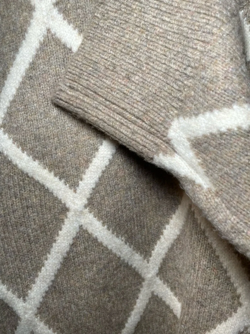 Abercrombie & Fitch Oversized Boucle Sweater in a Tan Diamond Pattern - Picture 3 of 6